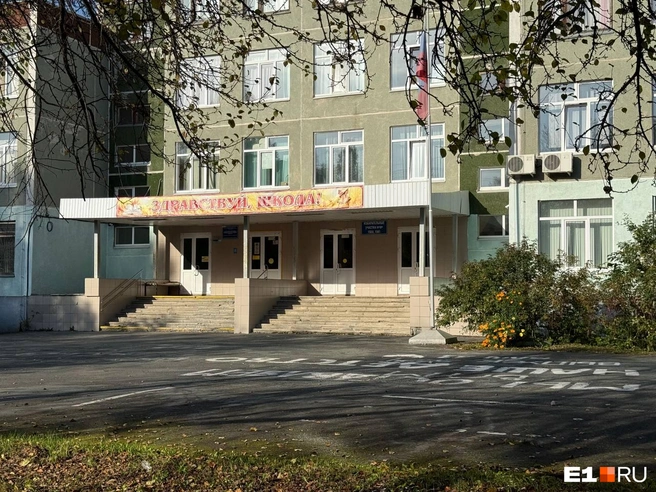 На территории этой школы есть необычная скульптура, посвященная хоккеисту из мультфильма «Шайбу! Шайбу!», но попасть к ней нельзя | Источник: Анастасия Баранова / E1.RU