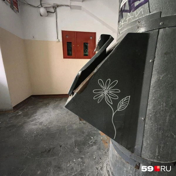 После смены управляющей организации мусоропровод остался, но его больше не используют&nbsp;— мусор выносят на контейнерную площадку во дворе | Источник: Василина Любимова / 59.RU