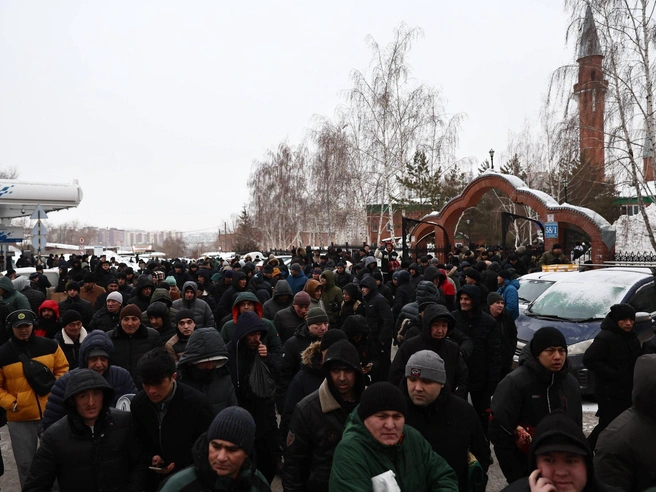 На время проведения молитвы на парковке действовали временные ограничения. | Источник: Александр Ощепков / NGS.RU