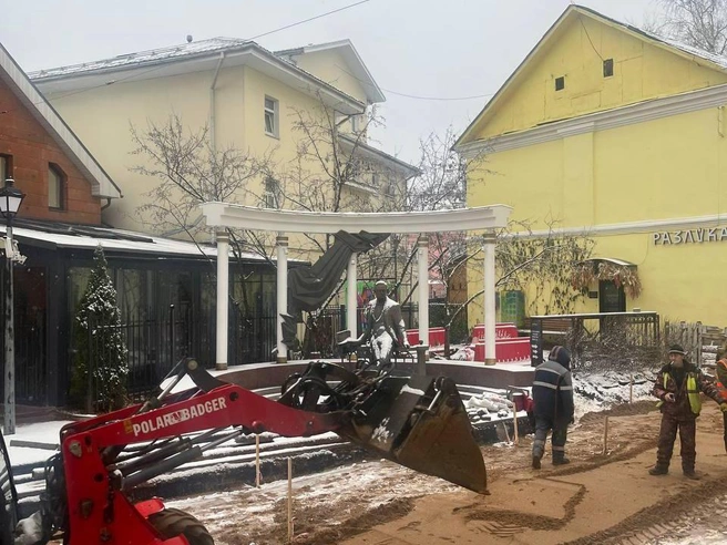 Скульптура Собинова уже успела покрыться снегом, оставаясь без антикоррозийной защиты | Источник: читатель 76.RU