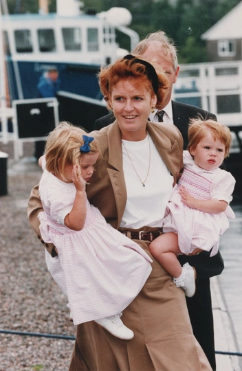 Сара Фергюсон с принцессой Беатрис и принцессой Евгенией, 1991 год