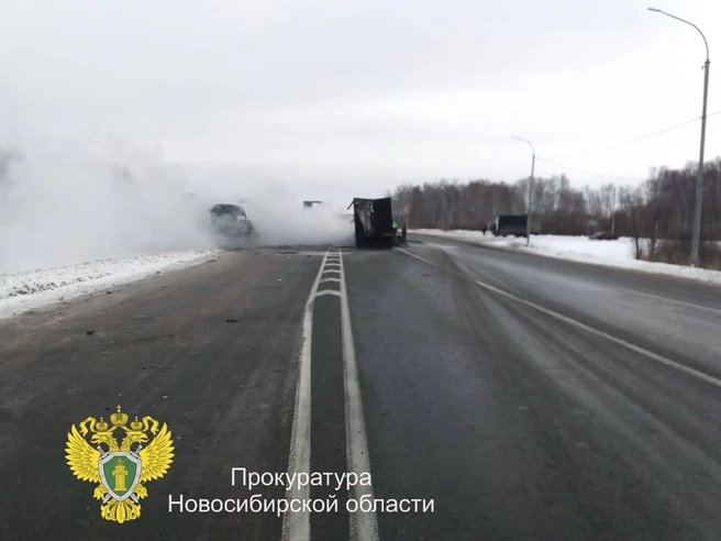 Водитель грузового автомобиля выехал на встречку, где устроил аварию | Источник: Пресс-служба прокуратуры Новосибирской области