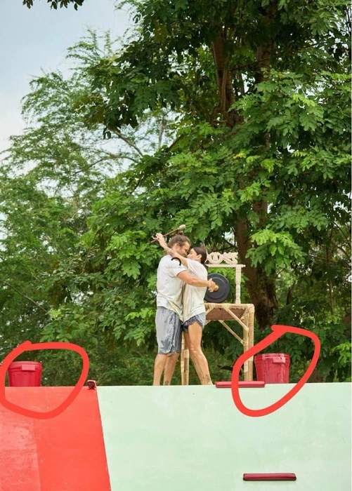 Айза показала зрителям, где располагались ведра с маслом, из которых участников должны были поливать | Источник: AIZA-LILUNA / T.me