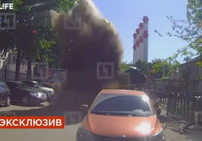 В Москве фонтан кипятка поднял на воздух автомобиль (видео) | 62.ru