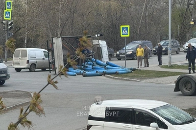 Грузовик с газовыми баллонами опрокинулся на Уктусе