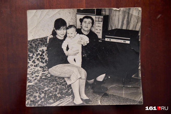 У счастливой пары родился сын. На фото слева направо супруга афганца, сын и мама | Источник: Артем Марьенко / 161.RU