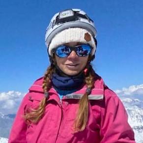 47-летняя альпинистка из России сломала ногу на пике Победы в Киргизии и неделю выживает без еды — ее не могут спасти