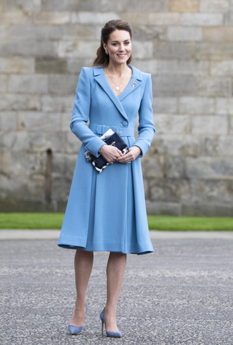Фото №22 - Клетка, джинсы и костюмы: все наряды герцогини Кейт в туре по Шотландии