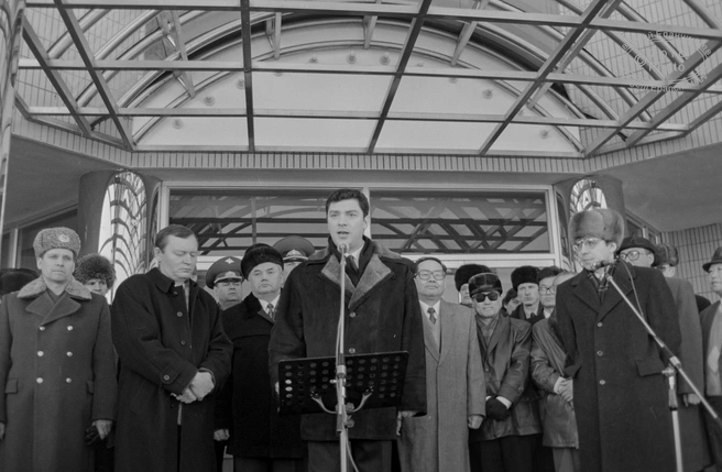 Дмитрий Алемасов (справа) переводит публичное выступление Бориса Немцова | Источник: Евгений Епанчинцев