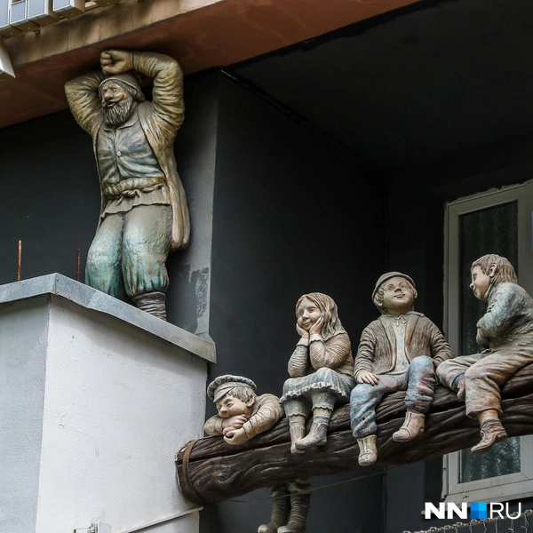 Необычная скульптура на одном из зданий | Источник: Наталья Бурухина / NN.RU