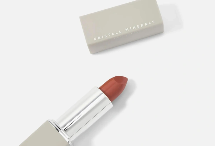 Губная помада Kristall Minerals Cosmetics Nude & CreamyNude & Creamy — помада на каждый день, которая делает макияж продуманным, но ненавязчивым: кремовая текстура дает ровное покрытие с насыщенным цветом и мягким влажным финишем, не подчеркивая шелушения. Масло жожоба и витамин Е ухаживают за кожей губ, снимают сухость и ощущение стянутости, а удобный магнитный футляр с лаконичным дизайном превращает продукт в аккуратный бьюти-аксессуар в сумке.