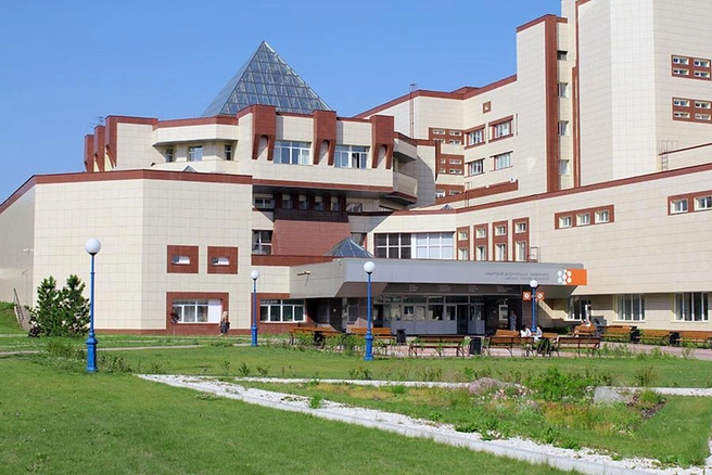 Негласное соревнование между двумя городами продолжается не первый год. Пять лет назад Красноярск обошел Новосибирск в сфере образования — он стал первым городом за Уралом, где создан федеральный вуз. Новосибирский государственный университет, на базе которого проект предлагалось реализовывать в Новосибирске, остался без многомиллионной федеральной поддержки.