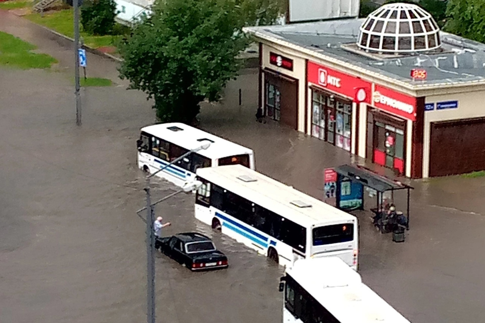 Тобольск затопило после сильного ливня с градом — показываем фото и видео