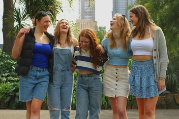 Тренд недели: девушки ведут себя как мужчины — и вызывают шквал критики в свой адрес