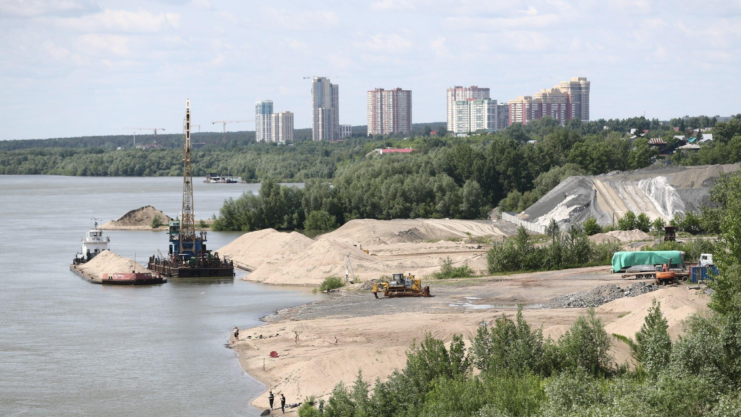 Гонят из центра Новосибирска: городская пескобаза переезжает ради новой набережной — частные оставляют без земли