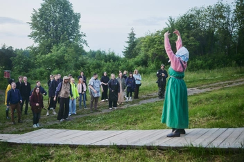 Пупорезка просит потанцевать с ней | Источник: Александр Андреев / Дягилевский фестиваль