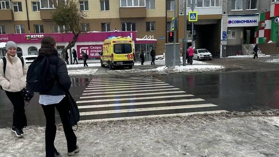 «Состояние тяжелое». Под окнами тюменской многоэтажки медики откачали человека — видео 