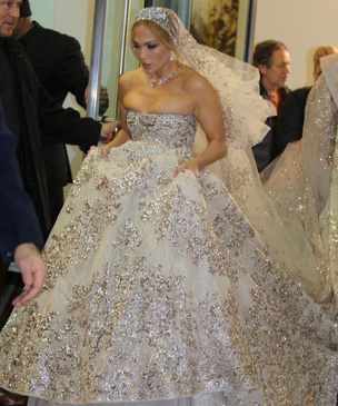 Что известно про второе, «голое», свадебное платье Джей Ло из прозрачного кружева?
