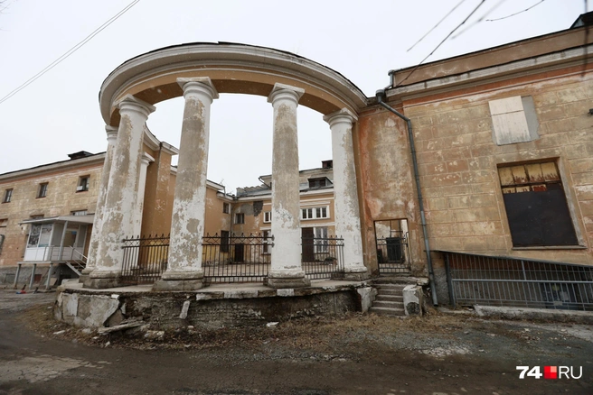 В здании 1950-х годов хотели разместить торговые ряды прямо между колоннами, статуями и под старой хрустальной люстрой. После огласки планы изменились, теперь ДК реконструируют | Источник: Наталья Лапцевич