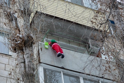 Повешенные Деды Морозы в Волгограде возмущают жителей