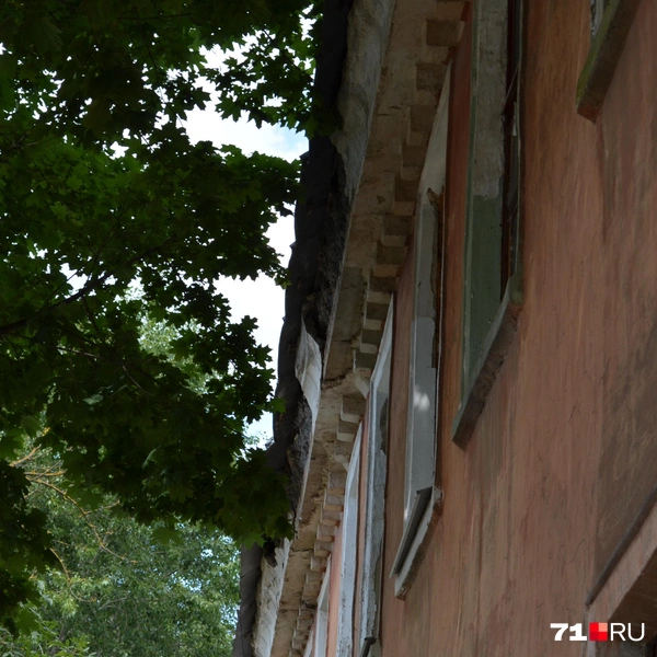 Козырек крыши в плачевном состоянии и со стороны дороги | Источник: Улитов Максим / 71.RU