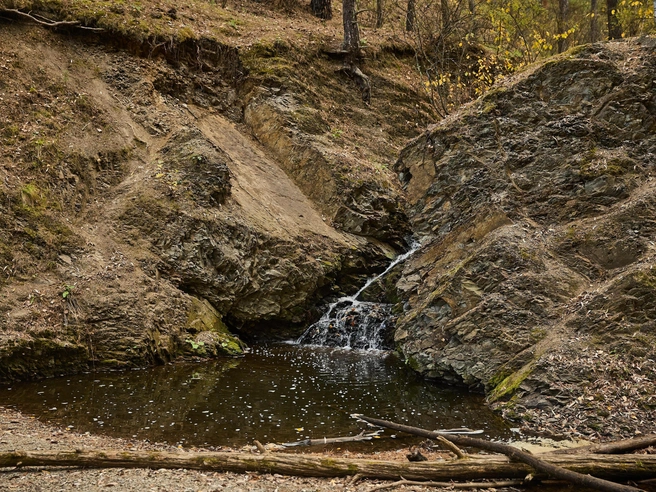 Вокруг Обского моря попадаются пейзажи, напоминающие Алтай, и даже небольшой, но настоящий водопад — неожиданный природный акцент на маршруте. | Источник: Александр Ощепков / NGS.RU