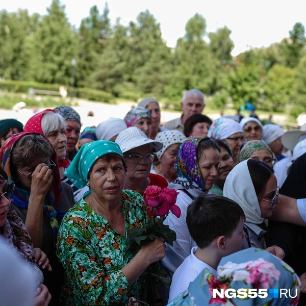 Люди долго стояли на улице, несмотря на жару | Источник: Евгений Софийчук / NGS55.RU