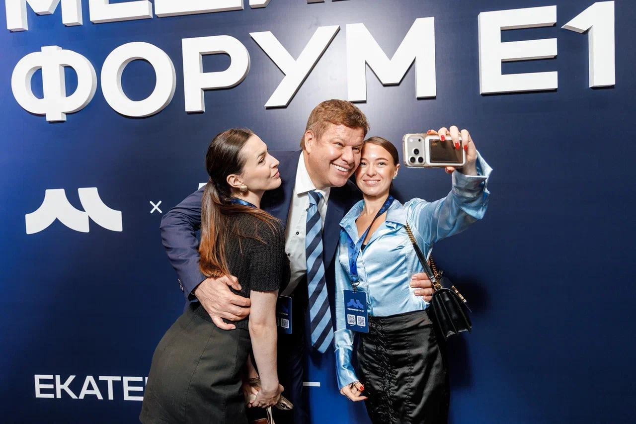 «Я лидер всероссийского общества подкаблучников». Губерниев подкатил к толпе красоток в Екатеринбур…