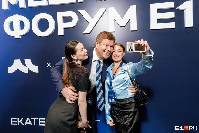 Дмитрий Губерниев на Медиафоруме E1.RU ослеплял улыбкой и оглушал комплиментами, а после долго фотографировался с очарованными поклонницами | Источник: Максим Комаров / E1.RU