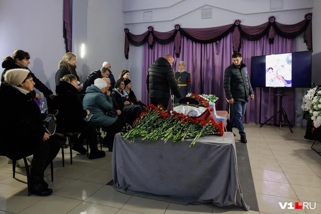 С покойными прощались по очереди | Источник: Алексей Волхонский / V1.RU