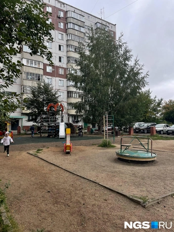 Двор внутри особо не поменялся, разве что обзавелся новой детской площадкой от местного депутата | Источник: Алёна Золотухина / NGS.RU