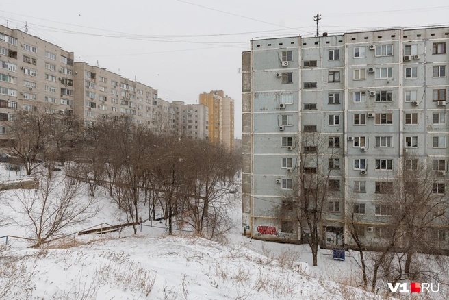 А здесь время определяется по внешним блокам да пластиковому бункеру для мусора | Источник: Алексей Волхонский / V1.RU