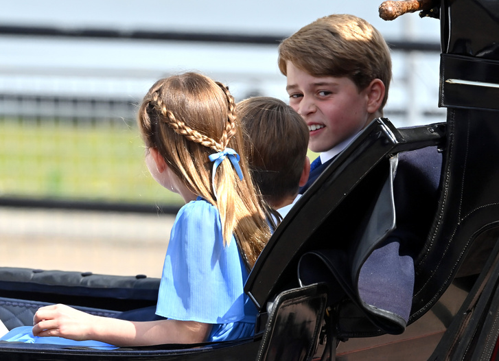 Трогательно: Камилла Паркер-Боулз, Кейт Миддлтон, принц Джордж, принцесса Шарлотта и малыш Луи в карете