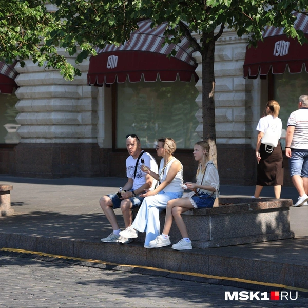 Некоторые присели с мороженым в тени у ГУМа | Источник: Татьяна Спиридонова / MSK1.RU