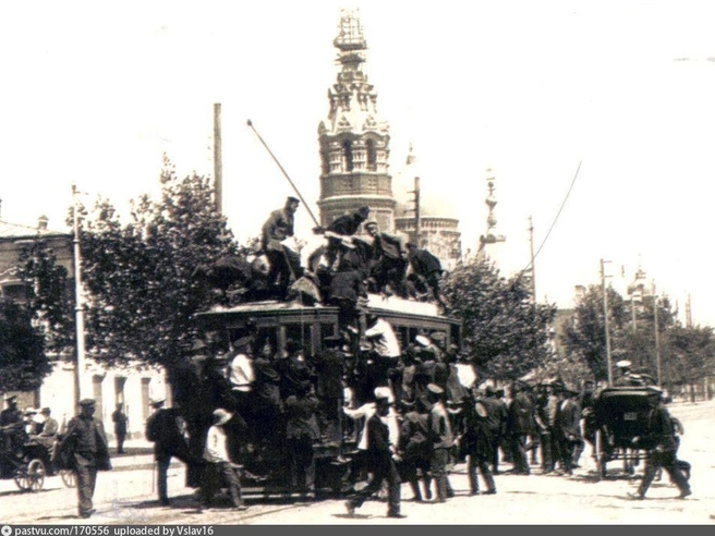 1914 год: перекрёсток Большой Садовой улицы и Богатяновского спуска, на заднем плане — Ново-Покровская церковь. | Источник: книга Г. Беленького «Маршрутом из прошлого в будущее» / pastvu.com
