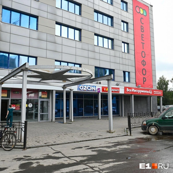 Место для клуба было выбрано удачное: вряд ли кто-то на выезде из города стал бы жаловаться на громкие ночные тусовки | Источник: Дмитрий Емельянов / E1.RU