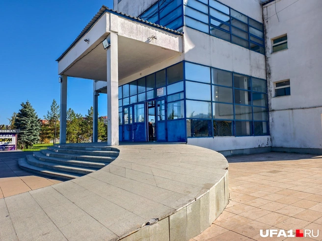 Пандус местами тоже в трещинах и сколах | Источник: Булат Салихов / UFA1.RU