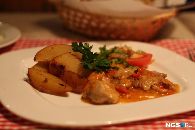 Три простых рецепта картошки в духовке | Источник: Станислав Соколов / NGS.RU