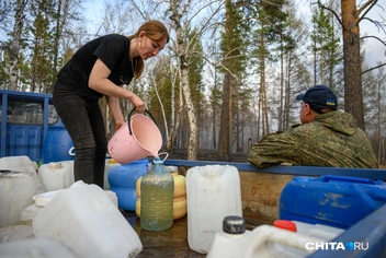 Воду переливали в емкости и развозили по местам возгораний | Источник: Олег Фёдоров / CHITA.RU