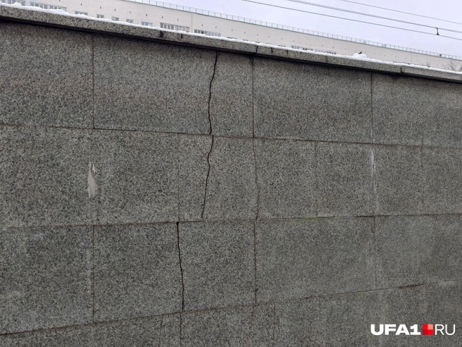 Трещина идет сквозь плитку | Источник: Булат Салихов / UFA1.RU