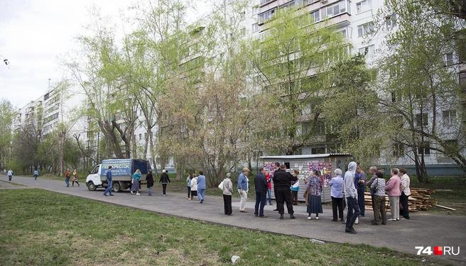 Кадр 2017 года. Когда на площадку завезли стройматериалы, жители две недели держали оборону | Источник: Татьяна Тихонова