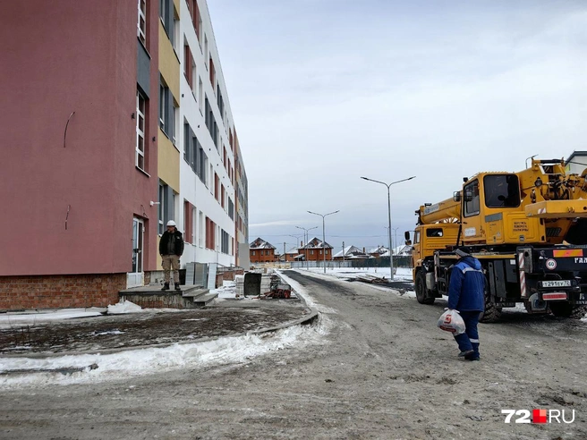 Вокруг школы уже есть асфальт | Источник: Павел Красоткин / 72.RU 