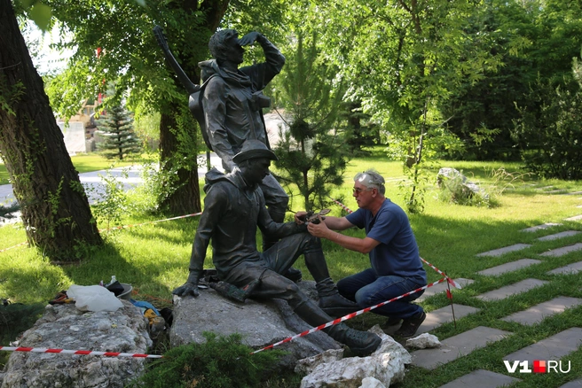 По замыслу скульптора, он является продолжением уже стоящего в парке памятника альпинистам | Источник: Константин Завриков / V1.RU