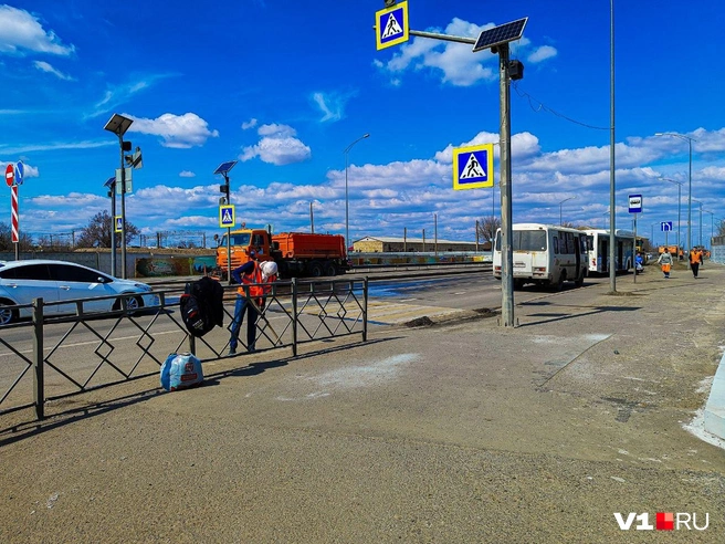 Городской субботник прошел в каждом районе города | Источник: Дмитрий Доценков / V1.RU