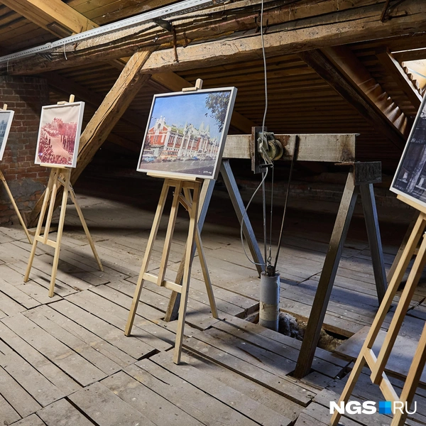 На чердаке открыли небольшую фотовыставку | Источник: Александр Ощепков / NGS.RU