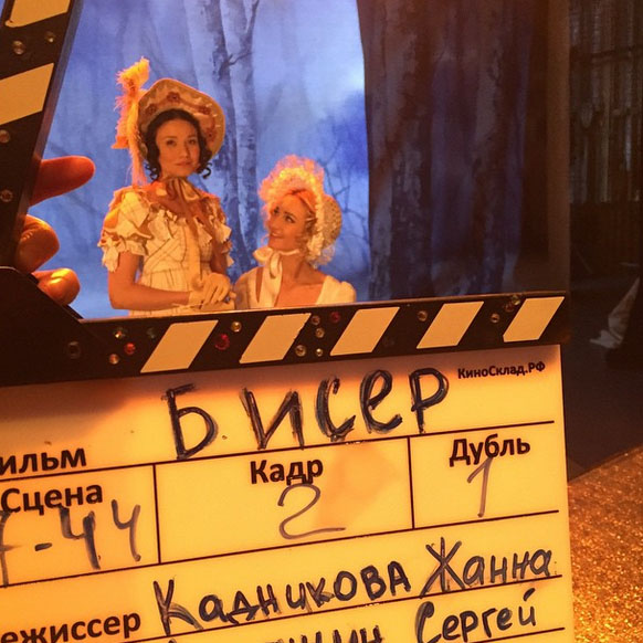 «Ольга и Татьяна», - подписала фото Ольга Бузова. Намек на то, что это сцена из «Евгения Онегина»?