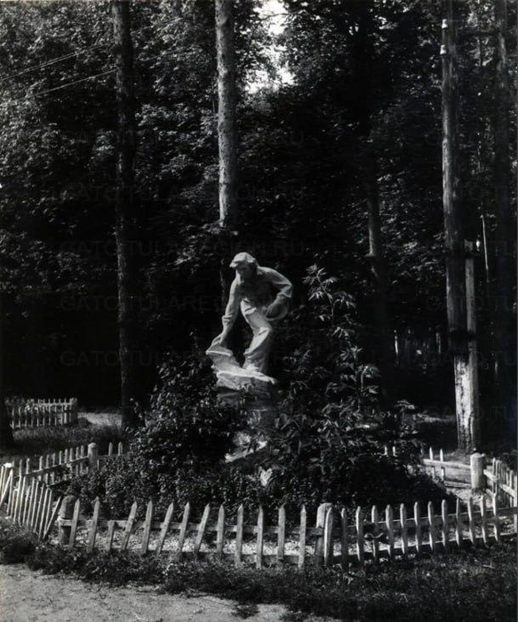 1958 год. Скульптура «Турист» перед бильярдным павильоном | Источник: Государственный архив Тульской области