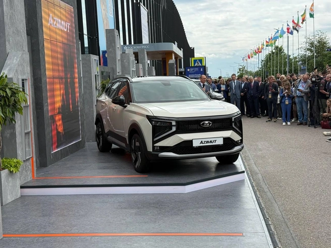 Lada Azimut показали на ПМЭФ-2025. Старт производства намечен на 2026 год | Источник: Ксения Рябкина