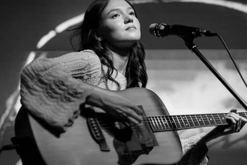 «Я занимаюсь музыкой, потому что не могу не заниматься»: кто такая певица Рушана и о чем ее песни