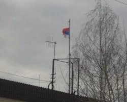 На здании сельской администрации флаг России висел вверх ногами | www.e1.ru